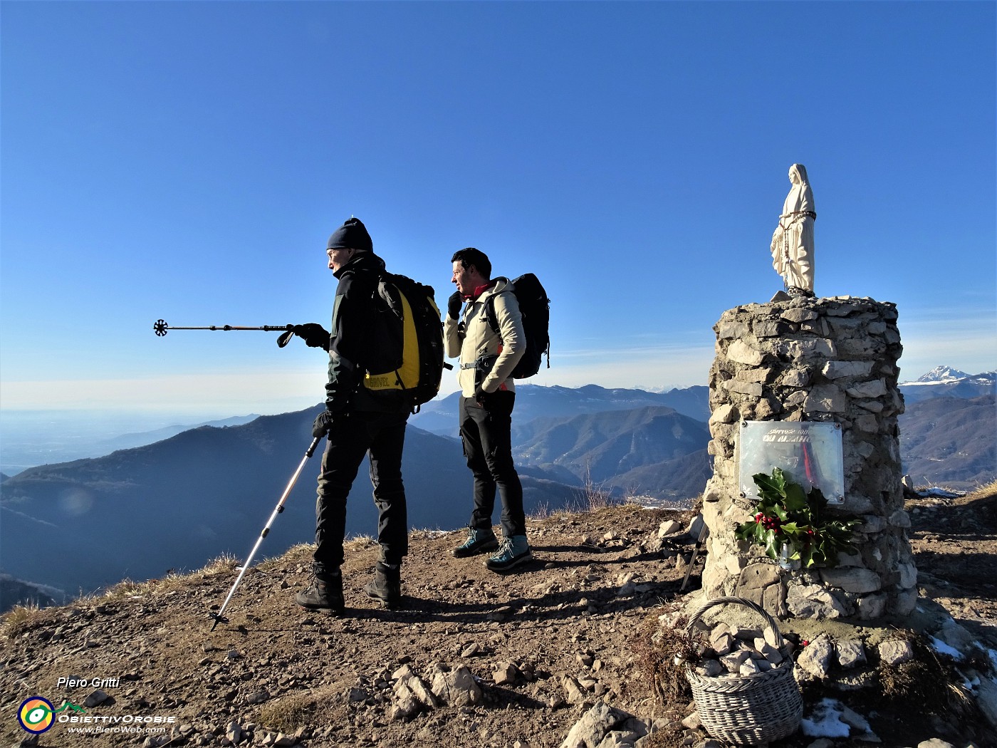 64 Raffi e Mario alla Madonnina del Costone (1195 m) con vista a sud.JPG